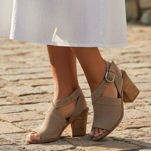 Marc Fisher Taupe Open-Toe Suede Block Heel Sandals with Buckle Strap Size 7